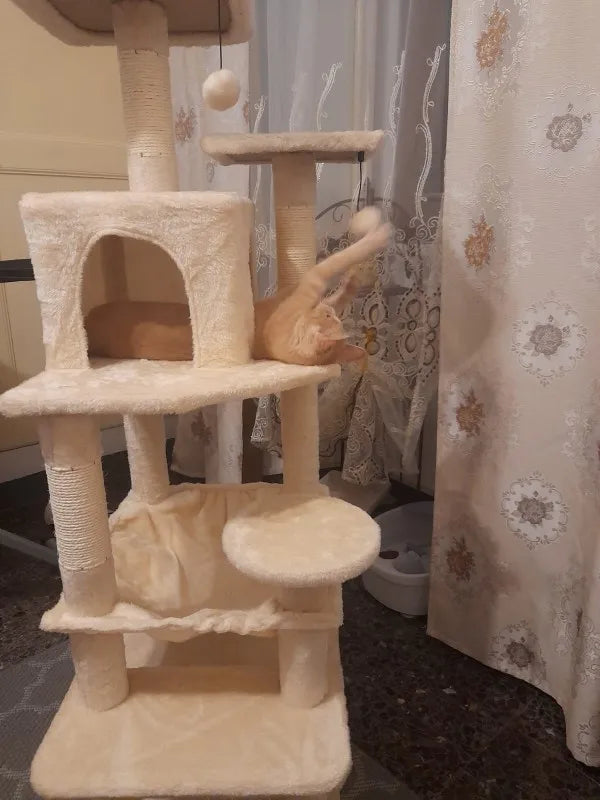 Arbre à chat Altitude beige chez un client, un chat roux sur une plateforme