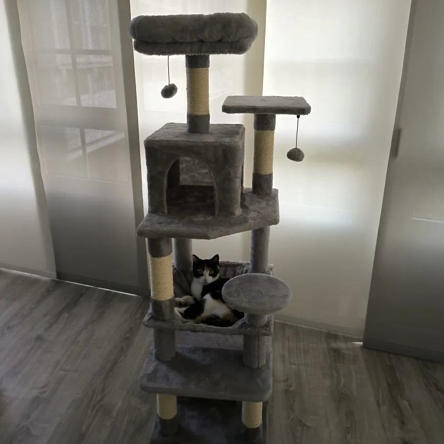 Arbre à chat Altitude gris chez un client, des chats dans la niche et le hamac